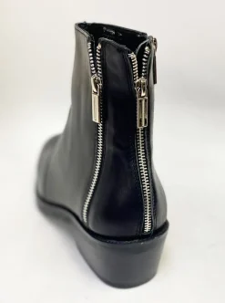 Style: 662-Black